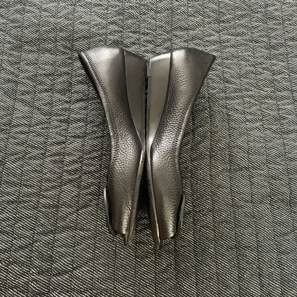 Tory Burch Black Wedge Shoes Elegant Slip-On Design - Picture 7 of 9